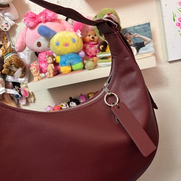 NWOT BAGGU Medium Recycled Leather Crescent Bag
Mahogany - Picture 6 of 8